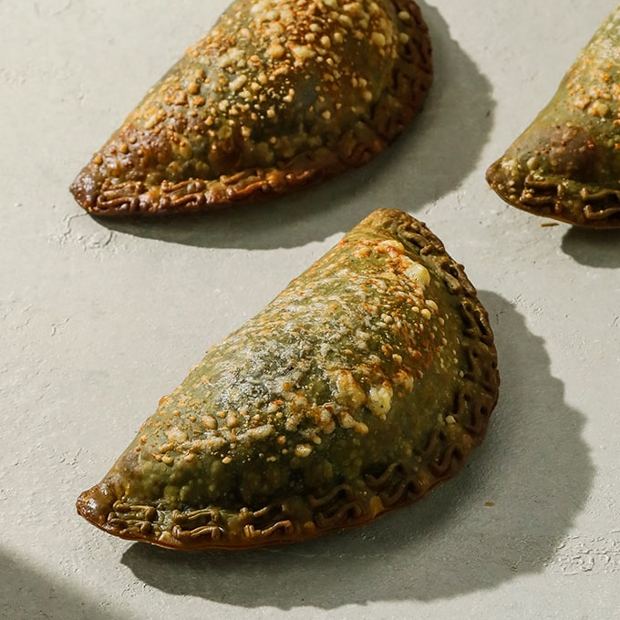 piel-de-provolone-empanada-sueno-verde-sazzon